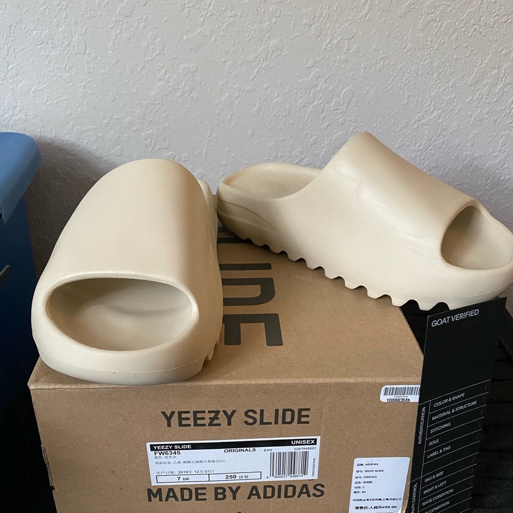 Yeezy slides colorway “bone “ mens size 7
